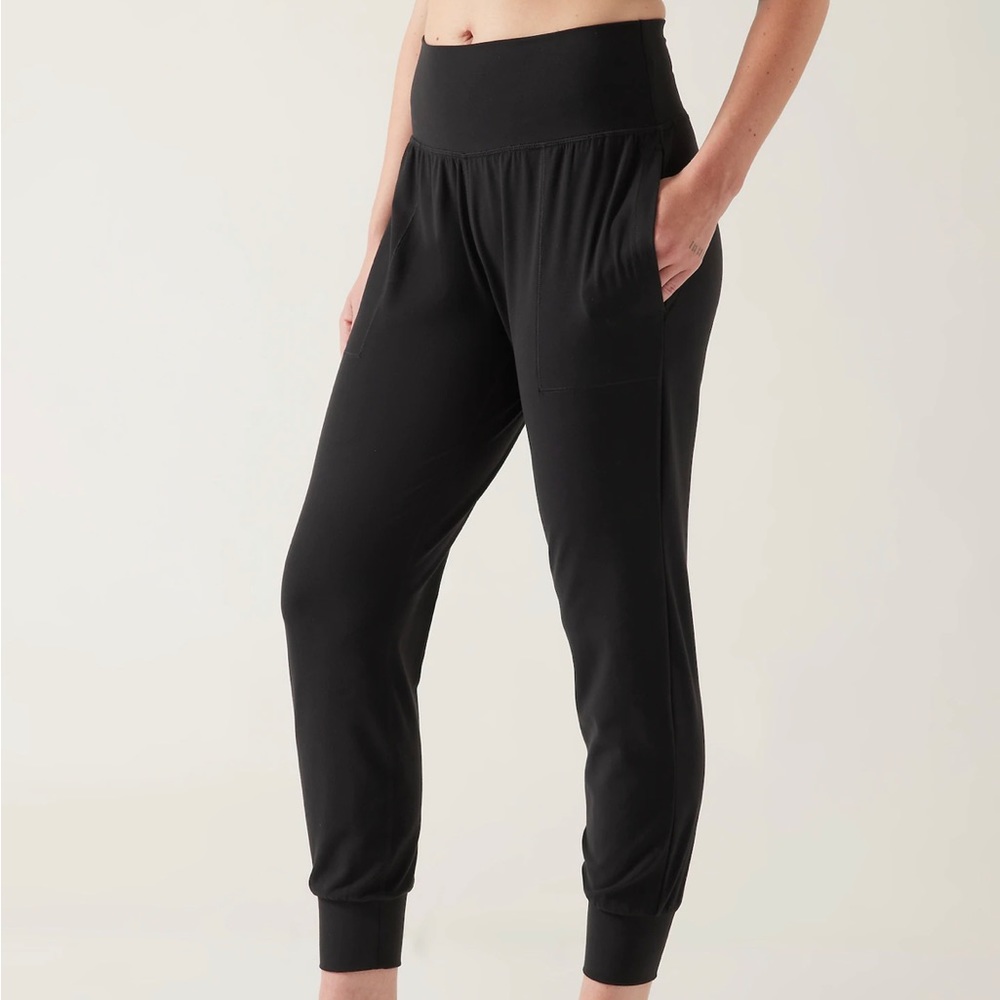 Athleta Women’s Plus Size Black Salutation Jogger